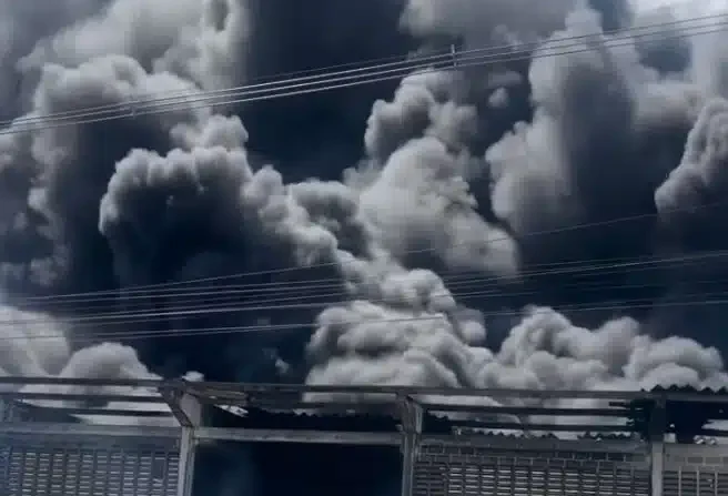 Incêndio em galpão de pneus em Macaíba mobiliza bombeiros