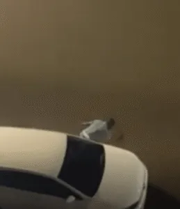 Homem esvazia pneus e risca carro no Portal do Vale, Uberlândia