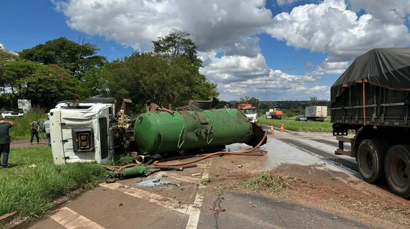 Caminhão tomba na BR-369 após estouro de pneu; motorista ferido