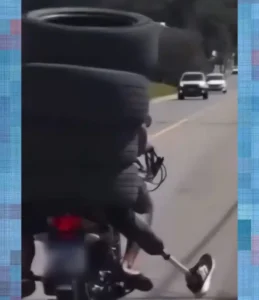 Homem transporta quatro pneus na garupa em cena inusitada no ES