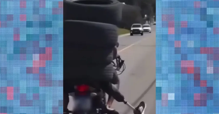 Homem transporta quatro pneus na garupa em cena inusitada no ES