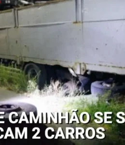 Pneus se soltam de caminhão e atingem dois veículos