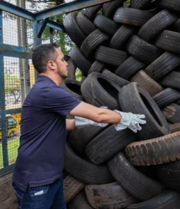 Meio Ambiente e Saúde coletam 2.300 pneus em Apucarana