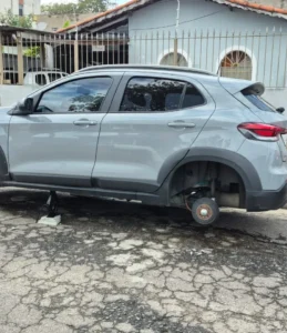 Carro é alvo de furto de rodas e pneus em São José