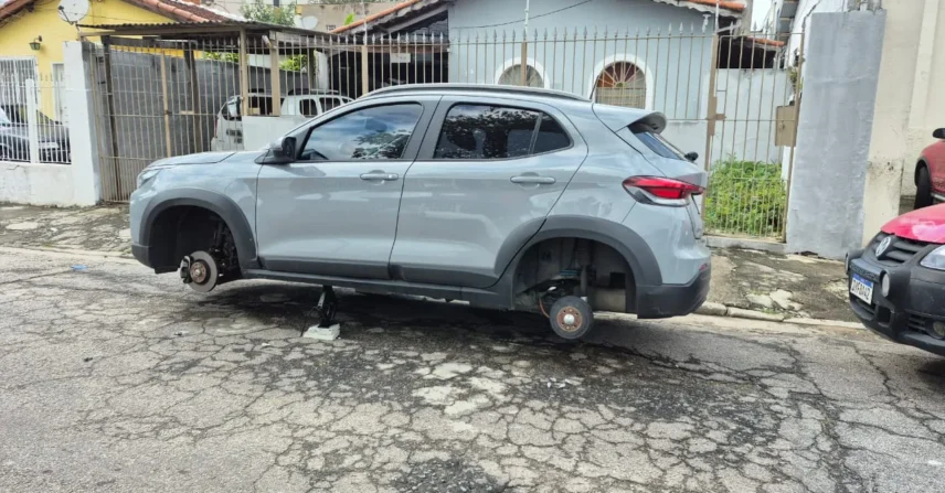 Carro é alvo de furto de rodas e pneus em São José