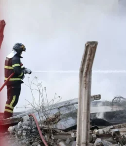 Bombeiros controlam incêndio em galpão de pneus com 50 mil litros de água