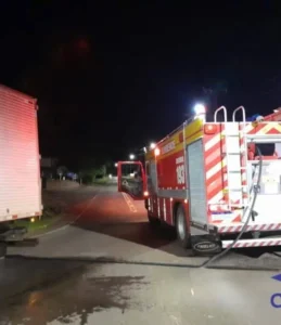 Bombeiros controlam superaquecimento de pneus em caminhão na SC-464