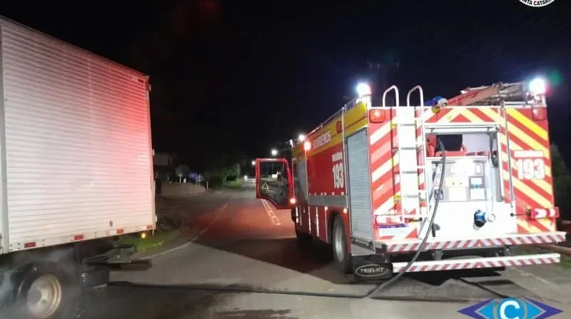 Bombeiros controlam superaquecimento de pneus em caminhão na SC-464