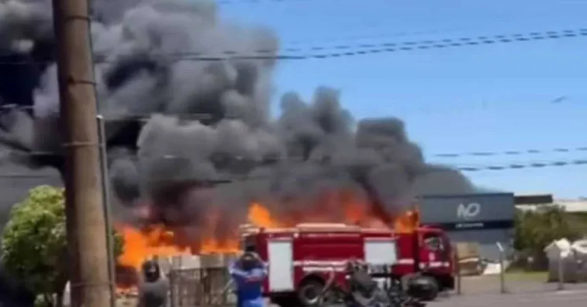 Incêndio em loja de pneus mobiliza Defesa Civil em São Paulo