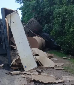 Motorista embriagado dirigia caminhão com pneu careca na SP-191