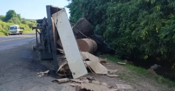 Motorista embriagado dirigia caminhão com pneu careca na SP-191