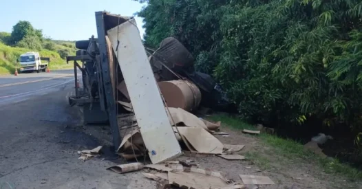 Motorista embriagado dirigia caminhão com pneu careca na SP-191