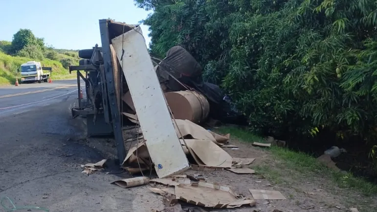 Motorista embriagado dirigia caminhão com pneu careca na SP-191