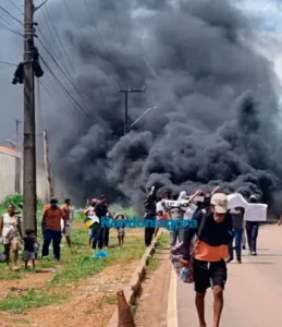 Invasores bloqueiam estrada da Areia Branca em Porto Velho