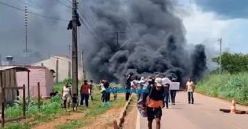 Invasores bloqueiam estrada da Areia Branca em Porto Velho