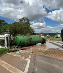 Caminhão tomba após pneu estourar na BR-369 em Cambé