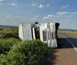Caminhoneiro perde controle e tomba na MS-134 em Nova Andradina