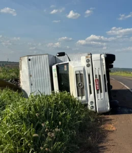Caminhoneiro perde controle e tomba na MS-134 em Nova Andradina
