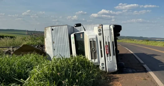 Caminhoneiro perde controle e tomba na MS-134 em Nova Andradina