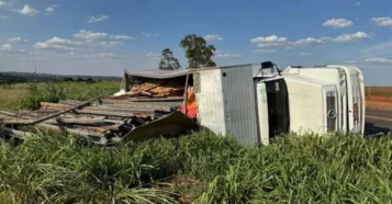 Motorista sai ileso após caminhão tombar em Nova Andradina