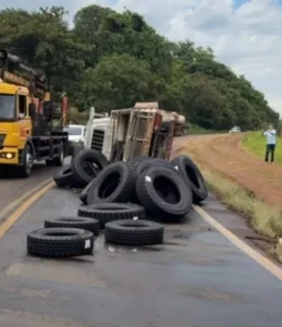 Caminhão com pneus tomba na BR-369 em Jandaia do Sul