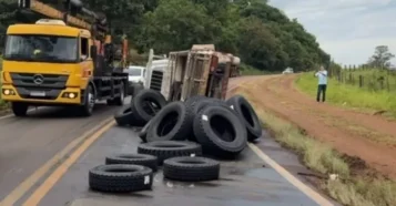 Caminhão com pneus tomba na BR-369 em Jandaia do Sul