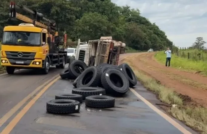 Caminhão com pneus tomba na BR-369 em Jandaia do Sul