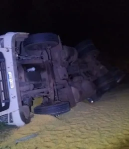 Caminhão de milho tomba após pneu estourar em MS