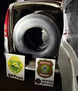 PF e PM interceptam van com pneus contrabandeados em Foz