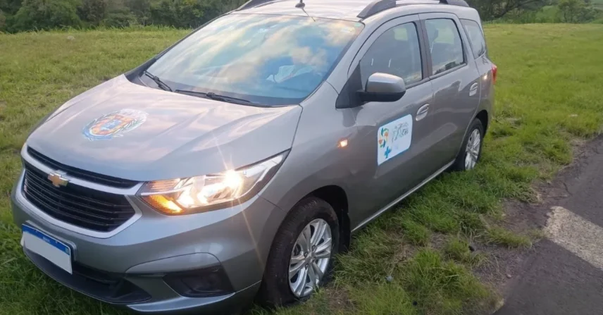 Veículo colide com objeto na Washington Luís e danifica pneus