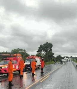 Capotamento de caminhão na BR-070 deixa três feridos