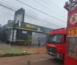 Bombeiros controlam incêndio em empresa de pneus