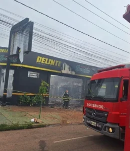 Bombeiros controlam incêndio em empresa de pneus
