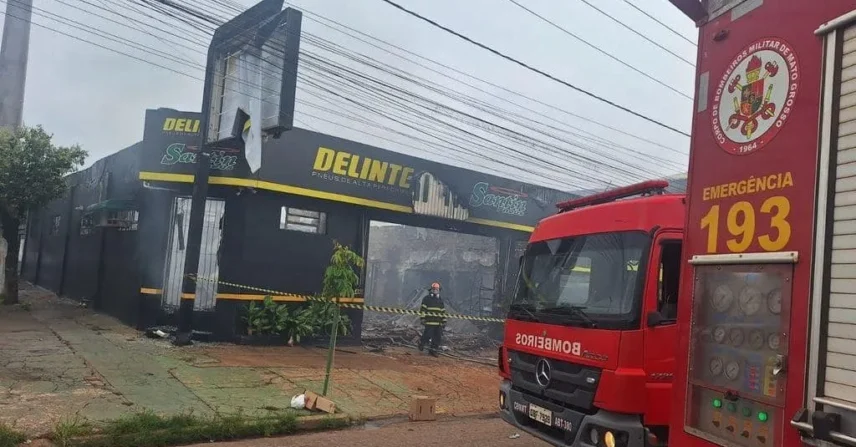 Bombeiros controlam incêndio em empresa de pneus