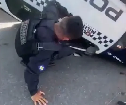 Viatura da PM capota em MT e fica de pneus para cima; veja vídeo