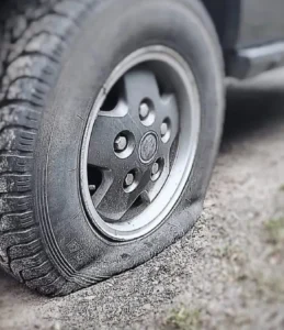 Mulher fura pneus do carro do marido por não levá-la ao mercado