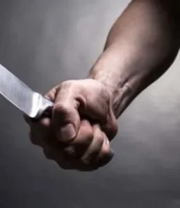 Homem ataca esposa após furar pneus do carro em SC