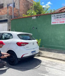 Professor instala calibrador de pneus gratuito e inspira comunidade