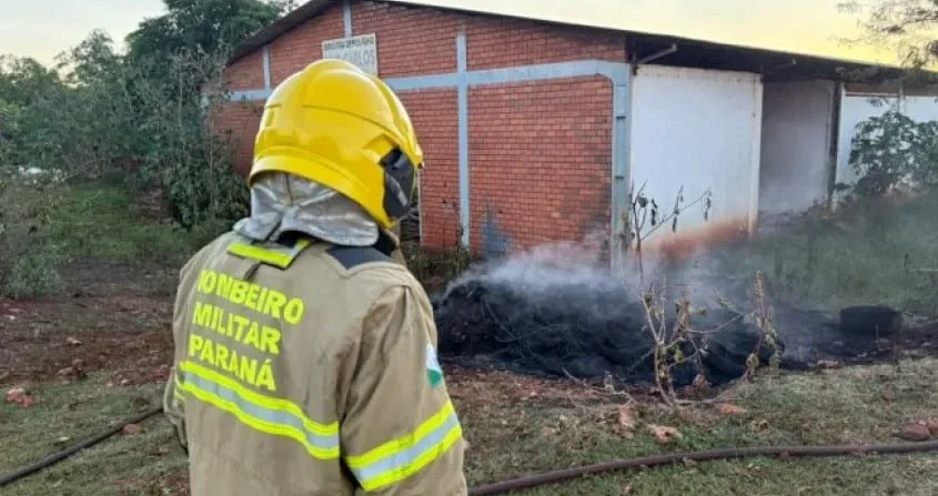 Incêndio de pneus em Santa Helena mobiliza bombeiros e Defesa Civil