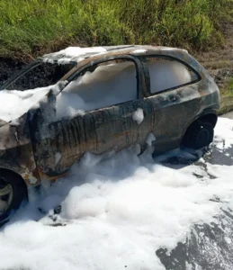 Carro pega fogo após explosão de pneu na SC-340