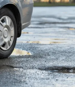Ruas esburacadas aumentam riscos para pneus e custos de manutenção