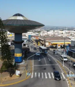 Mutirão da dengue coleta lixo e pneus em Varginha