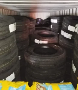 Fiscalização apreende pneus e ração com destino a Santarém