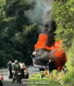 Ônibus motorhome pega fogo após estourar pneu na BR-376