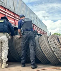 PRF intercepta contrabando de pneus em borracharia