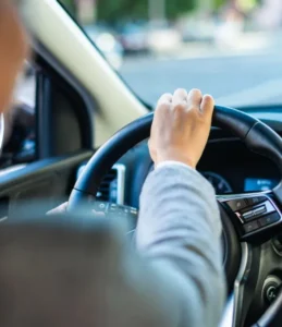 Motoristas adotam truque com carro ligado para economizar gasolina