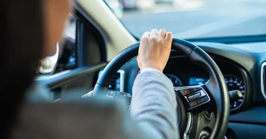 Motoristas adotam truque com carro ligado para economizar gasolina