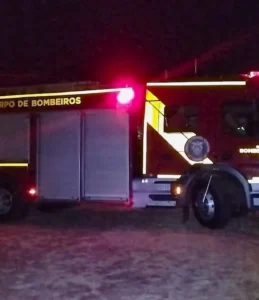 Incêndio em lixo e pneus mobiliza bombeiros no Santos Dumont