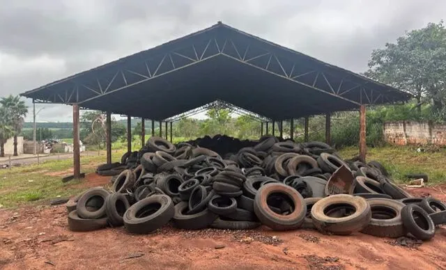 Descarte de pneus ao lado do estádio preocupa sobre dengue em Cassilândia