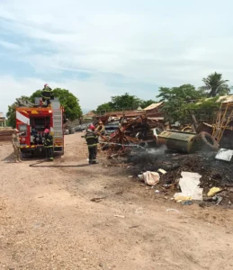 Queima de pneus ilegal resulta em prisão na Folha 30